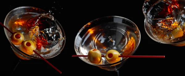 Cocktail Martini com azeitonas verdes . — Fotografia de Stock