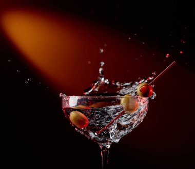 Yeşil Zeytin ile sek martini.