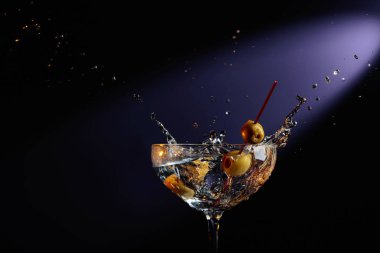 Yeşil Zeytin ile sek martini.