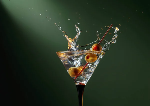 Droge martini met groene olijven. — Stockfoto