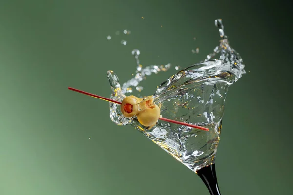 Trockene Martini mit grünen Oliven. — Stockfoto