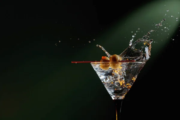 Martini sec aux olives vertes . — Photo