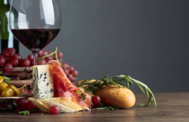 Jambon, mavi peynir ve biberiye ile sandviç.