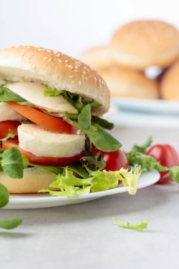 Mozzarella peyniri, domates, salata sandviç.