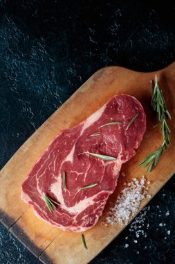 Ham sığır eti biftek biberiye ve deniz tuz.