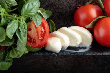 Mozzarella peyniri, domates ve fesleğen ile .