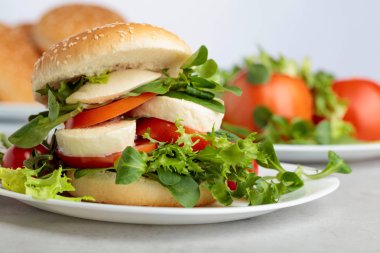 Mozzarella peyniri, domates, salata sandviç.