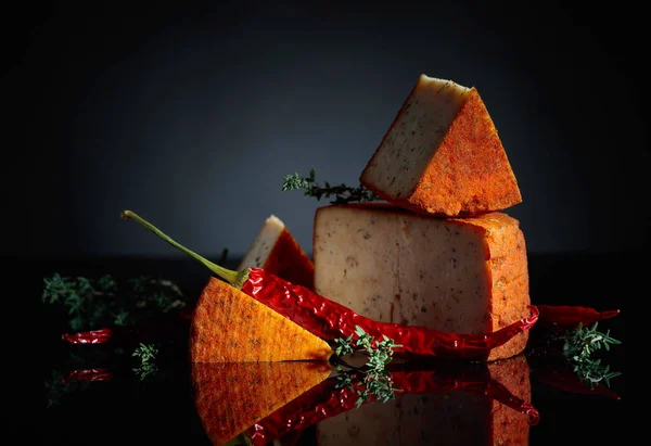 Овечий сыр с красным перцем . — стоковое фото