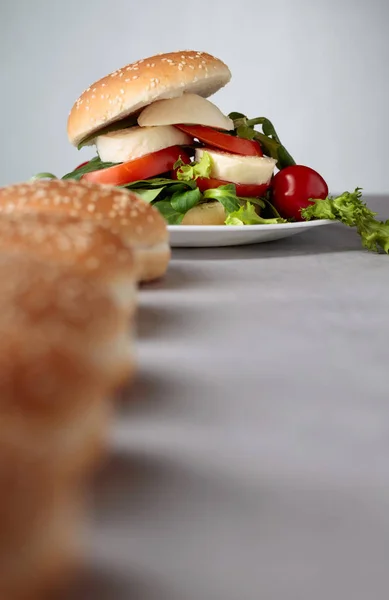 Сэндвич с моцареллой, помидорами и салатом  . — стоковое фото
