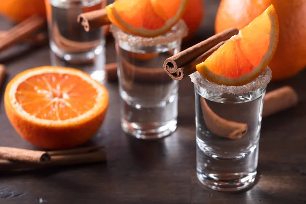 Vasos de tequila con rodajas de naranja y palitos de canela  . —  Fotos de Stock