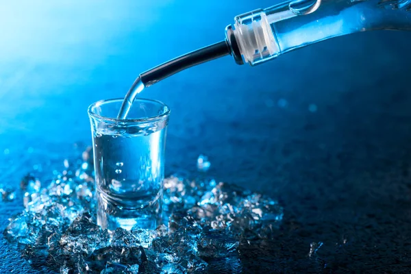 Vodka refrigerata con pezzi di ghiaccio . — Foto Stock