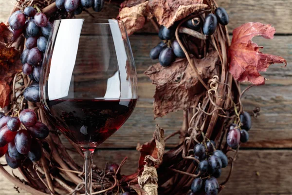 Copa de vino tinto con uvas . —  Fotos de Stock