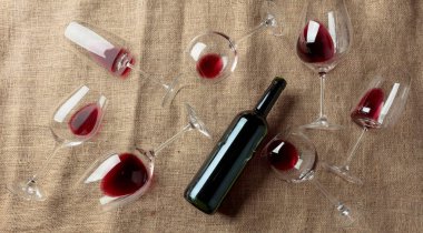 Bir masada kırmızı şarap çuval bezi ile kaplı.