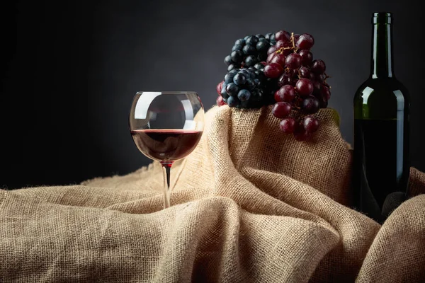 赤ワインとブドウ. — ストック写真