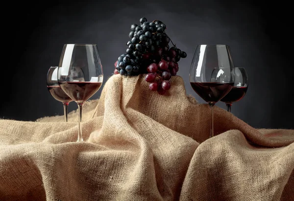 Красное вино и виноград. — стоковое фото