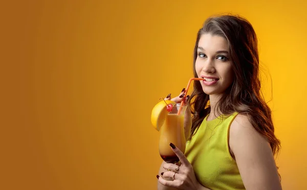 Giovane bella ragazza con cocktail Tequila Sunrise . — Foto Stock