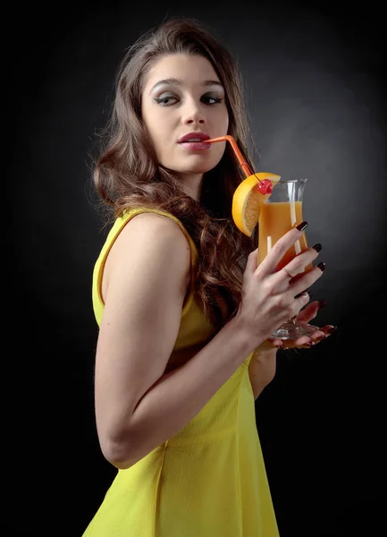 Jeune belle fille avec cocktail Tequila Sunrise . — Photo