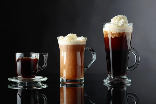 Verschiedene Kaffeegetränke auf schwarzem Hintergrund. — Stockfoto