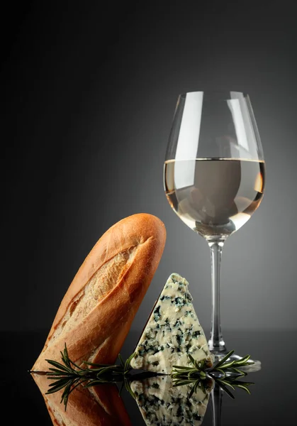 Queijo azul com pão, alecrim e vinho . — Fotografia de Stock