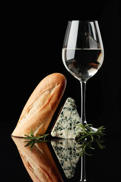 Синий сыр с хлебом, розмарином и вином . — стоковое фото