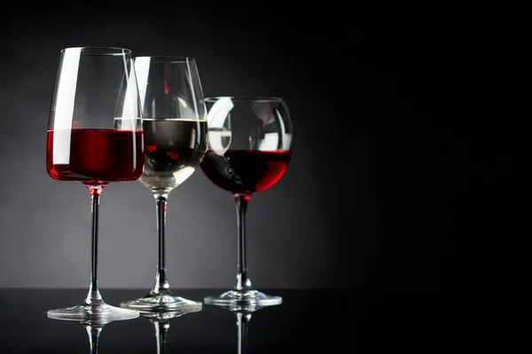 Glazen rode, roze en witte wijn. — Stockfoto