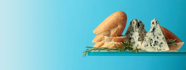 ブルーチーズのパンと青の背景にローズマリー. — ストック写真