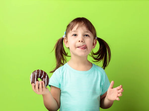 Four-year-old girl eat donut. — Stock Photo, Image