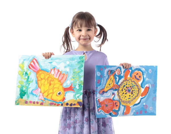 Τέσσερις-έτος-παλαιό κορίτσι σε ένα μοβ φόρεμα δείχνει ζωγραφιές. — Φωτογραφία Αρχείου