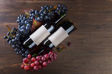 Üzüm ve eski ahşap bir masa üzerinde kırmızı şarap. 