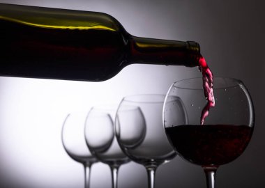 bardak ve şişe kırmızı şarap.