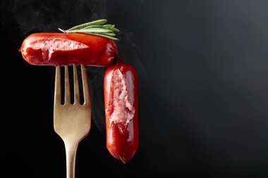 Izgara sosis ve çatalla biberiye..