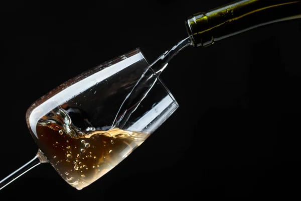 Vitt vin som hälls i glas vin. — Stockfoto