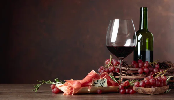 Delicioso lanche e copos de vinho tinto . — Fotografia de Stock