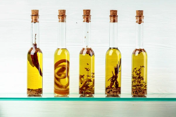 Bottiglie di olio d'oliva con erbe e spezie . — Foto Stock