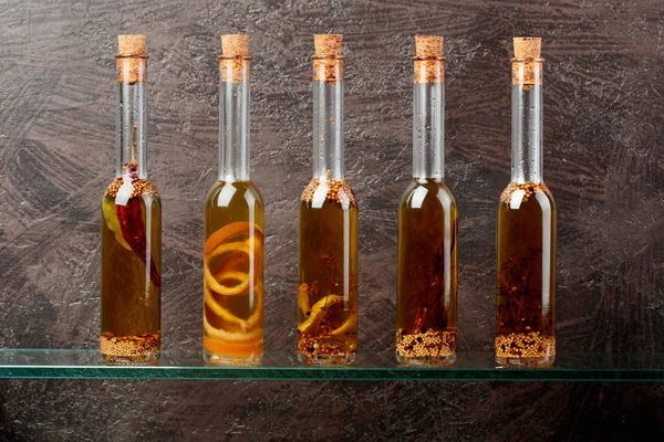 Botellas de aceite de oliva con hierbas y especias . —  Fotos de Stock