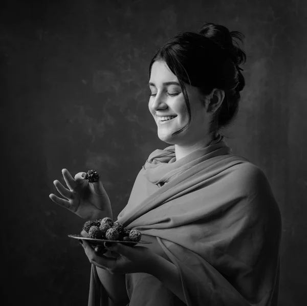 Retrato de una joven hermosa chica con chocolates . — Foto de Stock