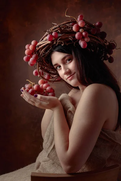 Красивая девушка с виноградом. — стоковое фото