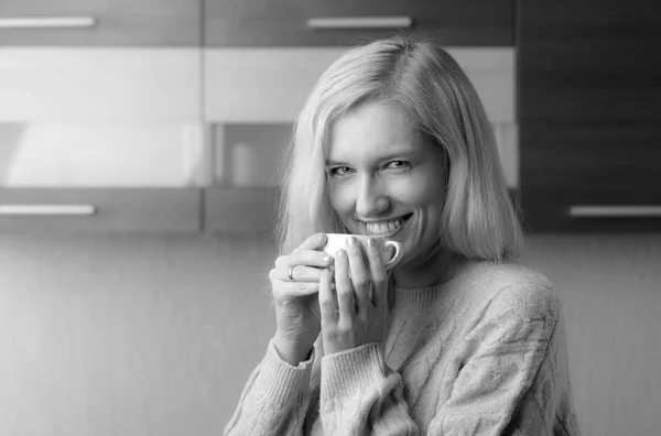 Close-up retrato de uma bela mulher de meia idade com xícara de café — Fotografia de Stock