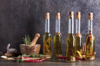  Zeytin yağı farklı baharatlar ve otlar ile.