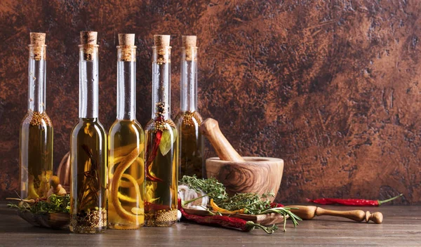 Olio di oliva con diverse spezie ed erbe aromatiche . — Foto Stock