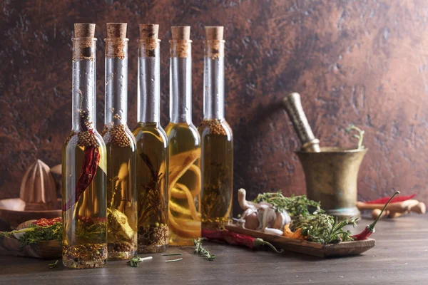 Olivový olej s různé koření a bylinky. — Stock fotografie