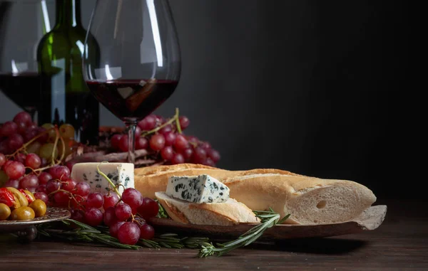 Sandwich con queso azul y romero sobre fondo oscuro . — Foto de Stock