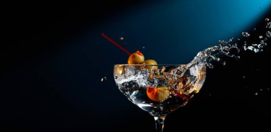 Yeşil zeytinli martini. 