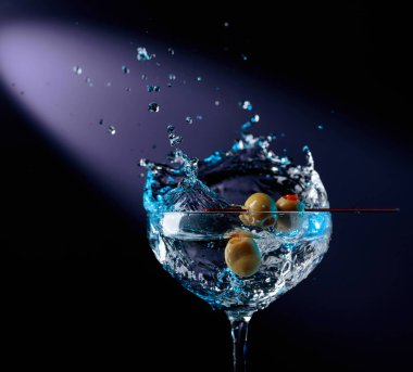 Yeşil zeytinli martini. 