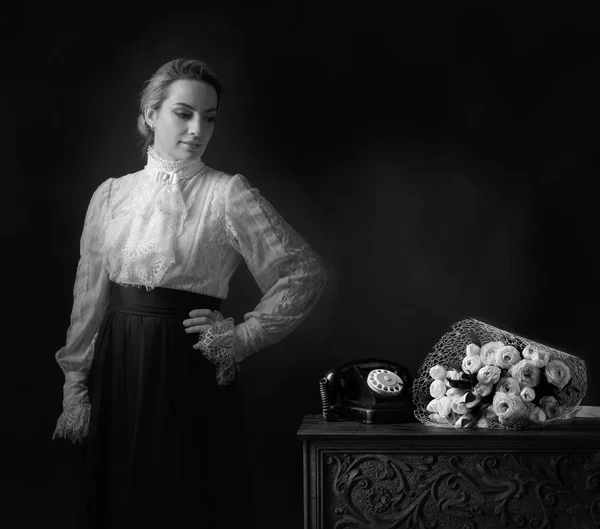 Портрет жінки в ретро одязі . — стокове фото