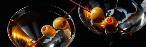 Martini mit grünen Oliven . — Stockfoto