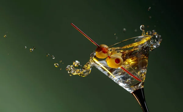 Martini met groene olijven. — Stockfoto