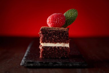 Çikolatalı kek Ahududu ve nane eski bir ahşap tablo.