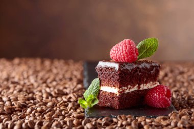 Çikolatalı kek Ahududu ve nane.