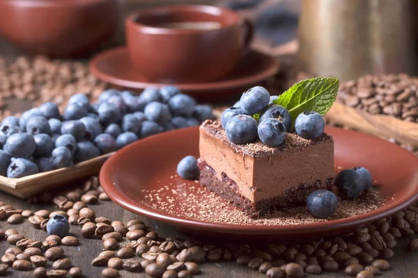 Chokladkaka med blåbär. — Stockfoto